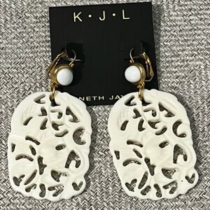 KENNETH J. LANE NWT AUTHENTIC WHITE & GOLD CARVED OUT DESIGN EARRINGS